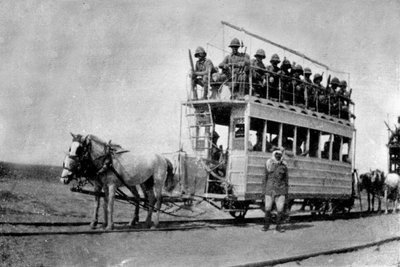 Von Pferden gezogene Straßenbahn auf dem Weg nach Kut von English Photographer